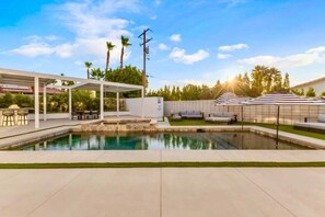 Een buitenzwembad, een verwarmd zwembad