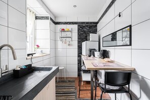 Fridge, microwave, coffee/tea maker, toaster - Charming room near Douro Vineyards (Celeiros)