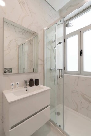 Shower, hair dryer, towels, shampoo - Cozy Studio near the Beach by HostWise (Matosinhos)