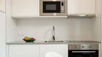 Cafetera/tetera, refrigerador, microondas, horno
