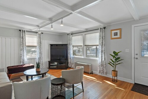 Charming 3-bedroom house in Methuen; minutes to Boston & NH region