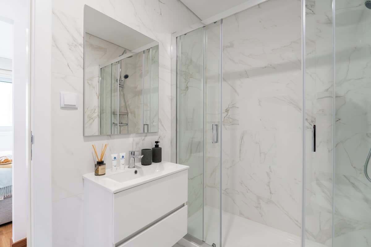 Douche, séchoir à cheveux, serviettes fournies, shampooing