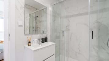 Douche, séchoir à cheveux, serviettes fournies, shampooing