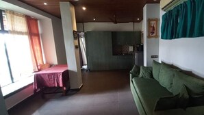 Deluxe Studio Suite, Lake View | Ruang tamu