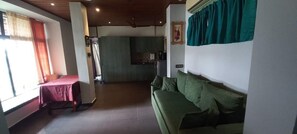 Deluxe Studio Suite, Lake View | Living area