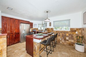 Fridge, microwave, oven, stovetop - Paradise At Pasadena (South Pasadena)