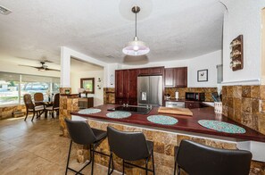 Fridge, microwave, oven, stovetop - Paradise At Pasadena (South Pasadena)