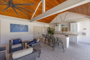 Fernseher, Kamin, Tischfußball