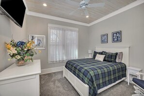 4 bedrooms, iron/ironing board, free WiFi, bed sheets