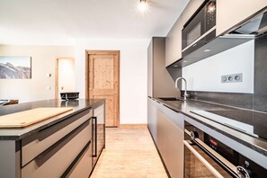 Fridge, microwave, oven, dishwasher - La terrasse de Nyon: Brand new and cosy 3 bedrooms and cabin 3 bathrooms in centre of Morzine (MORZINE)