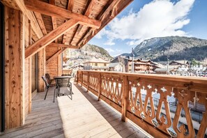 Outdoor dining - La terrasse de Nyon: Brand new and cosy 3 bedrooms and cabin 3 bathrooms in centre of Morzine (MORZINE)