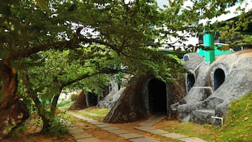 Suite de diseñador, vista a la colina | Caja de seguridad en la habitación y escritorio