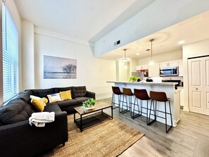 Smart TV - Downtown 2 bedroom Oasis with free parking (Indianapolis)