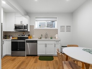 ثلاجة، ميكروويف، فرن، موقد طهي مسطح