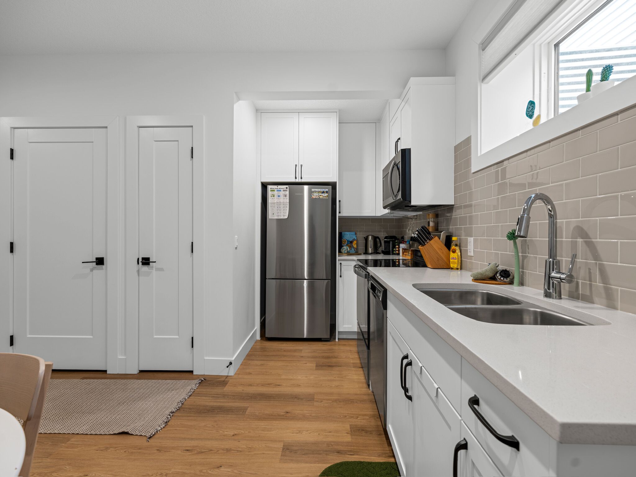 Refrigerador, microondas, horno y parrilla de estufa 