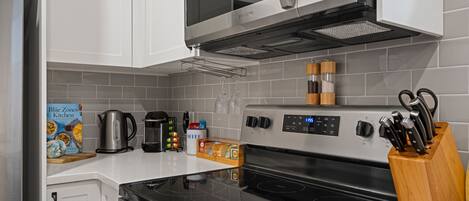 Refrigerador, microondas, horno, placa de cocina