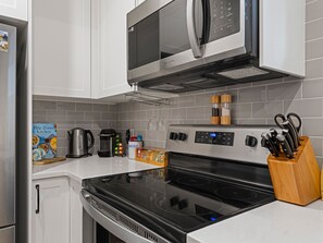 ثلاجة، ميكروويف، فرن، موقد طهي مسطح