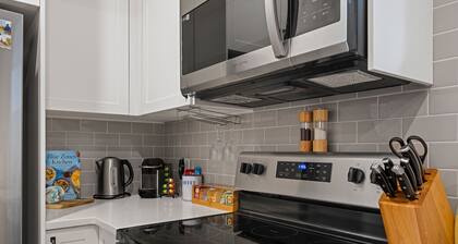 Modern, Cozy and Central Basement Unit! Close to Everything!!
