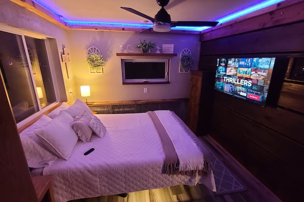 1 soverom, skrivebord, wi-fi (inkludert) og sengetøy