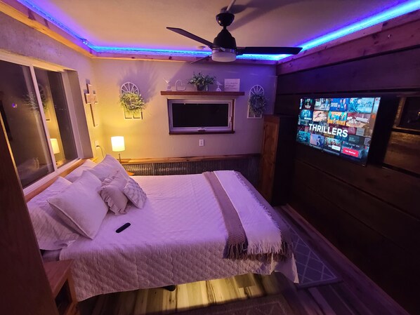 1 bedroom, desk, free WiFi, bed sheets - Barn-dominium living experience w/ park view, adjustable bed, 4-seasons room (Dubuque)