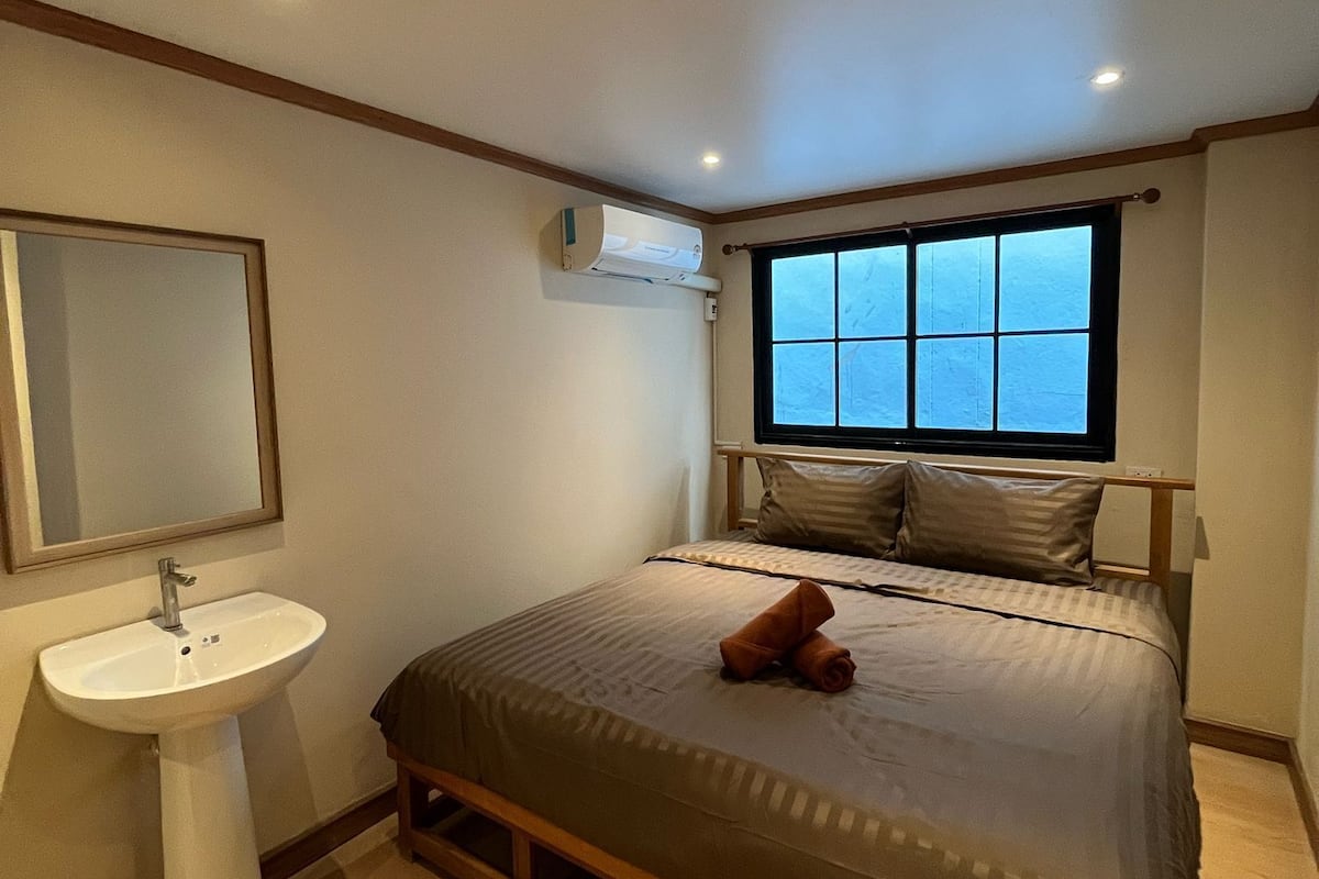 Double Room, 1 Queen Bed, Non Smoking | Free WiFi