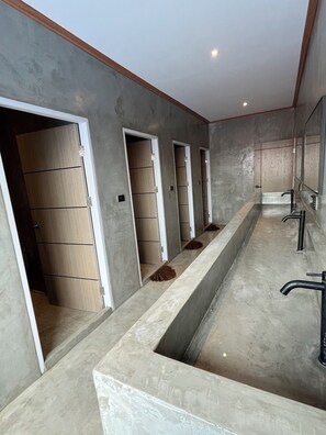 Towels, soap, shampoo, toilet paper - Tian Ming Hostel (Bophut)