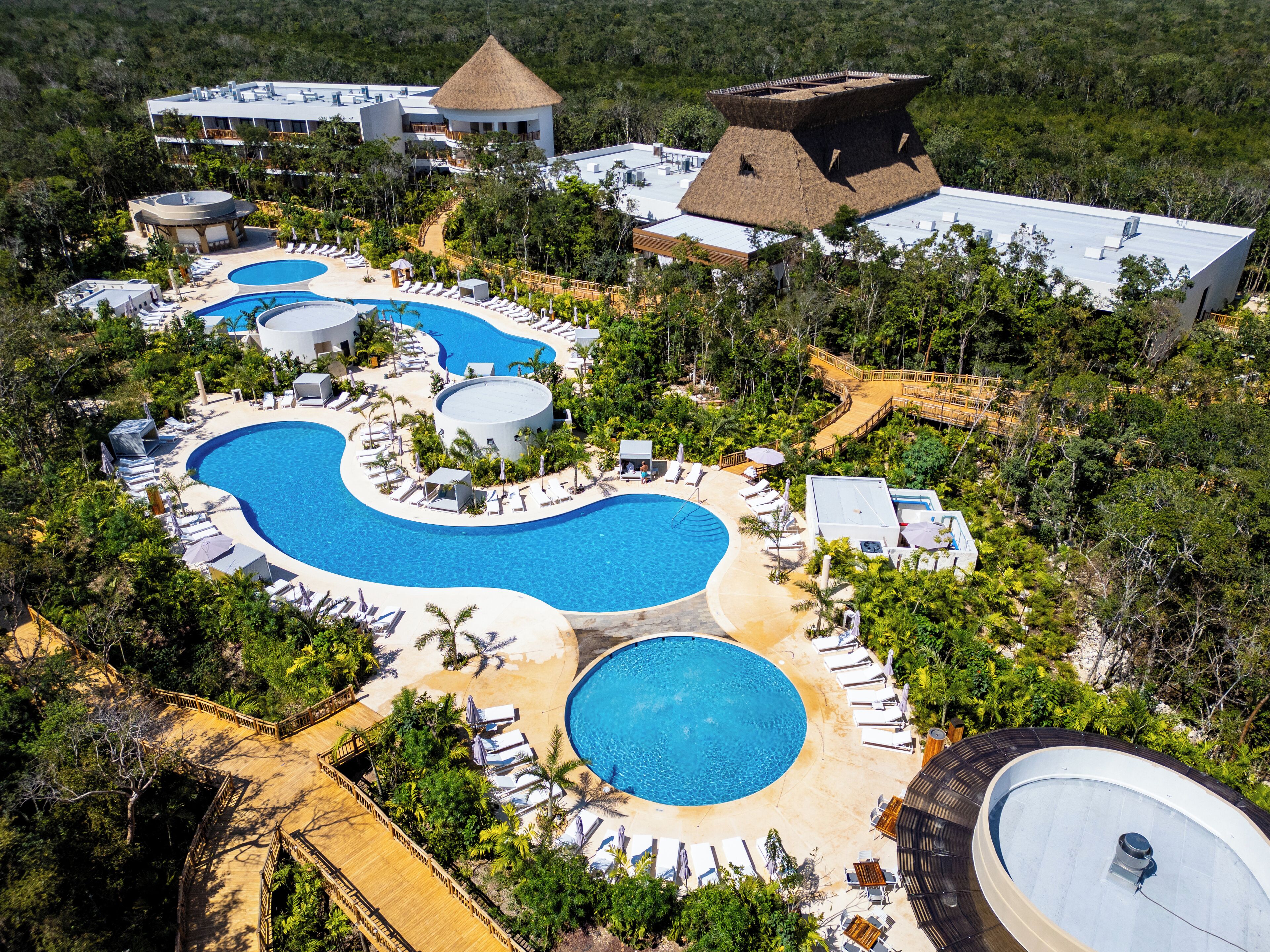 4 kolam renang outdoor, dengan payung kolam renang dan kursi berjemur