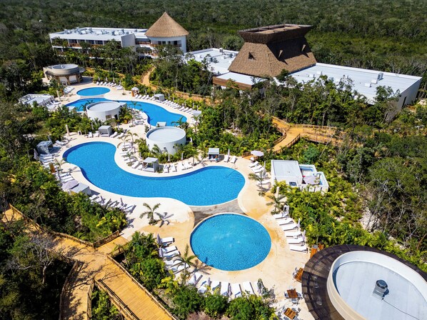 4 outdoor pools, pool umbrellas, sun loungers