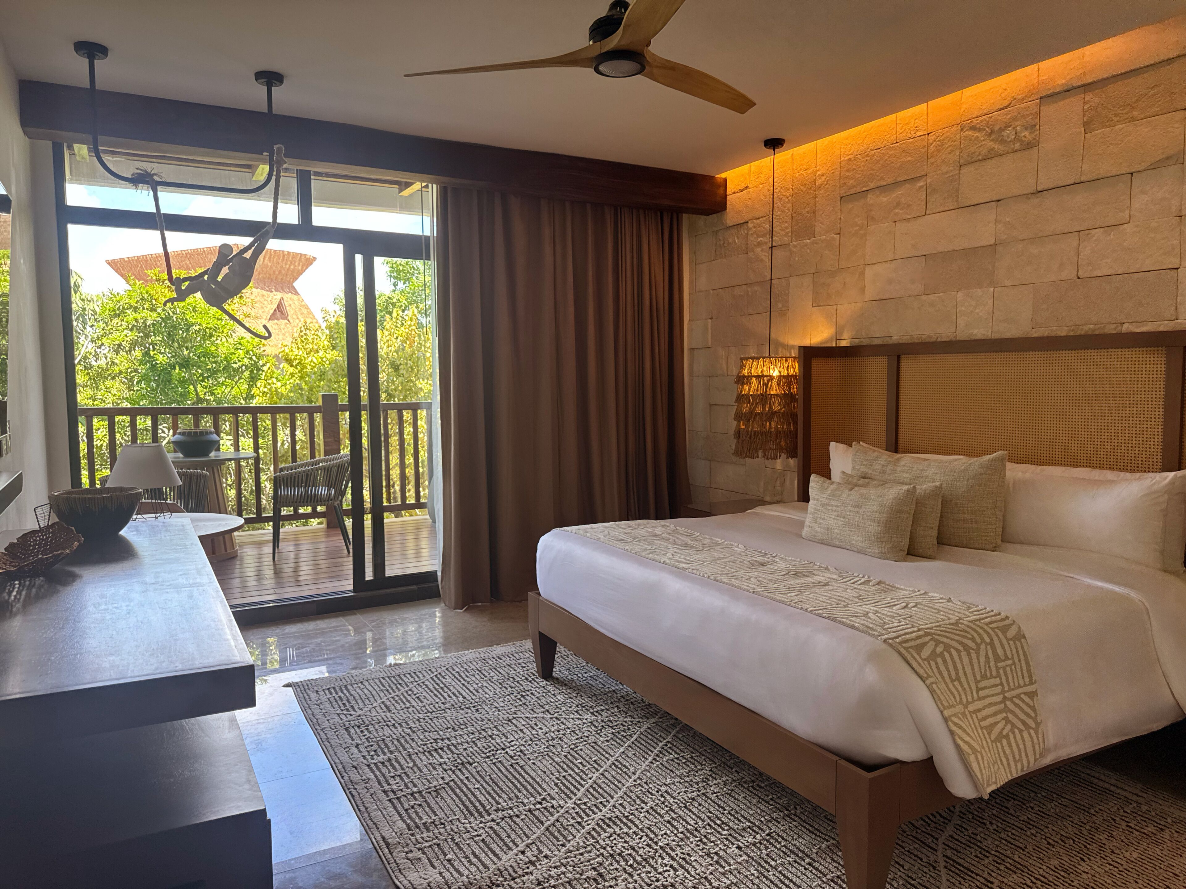 Seprai premium, selimut bulu angsa, brankas, dan meja kerja