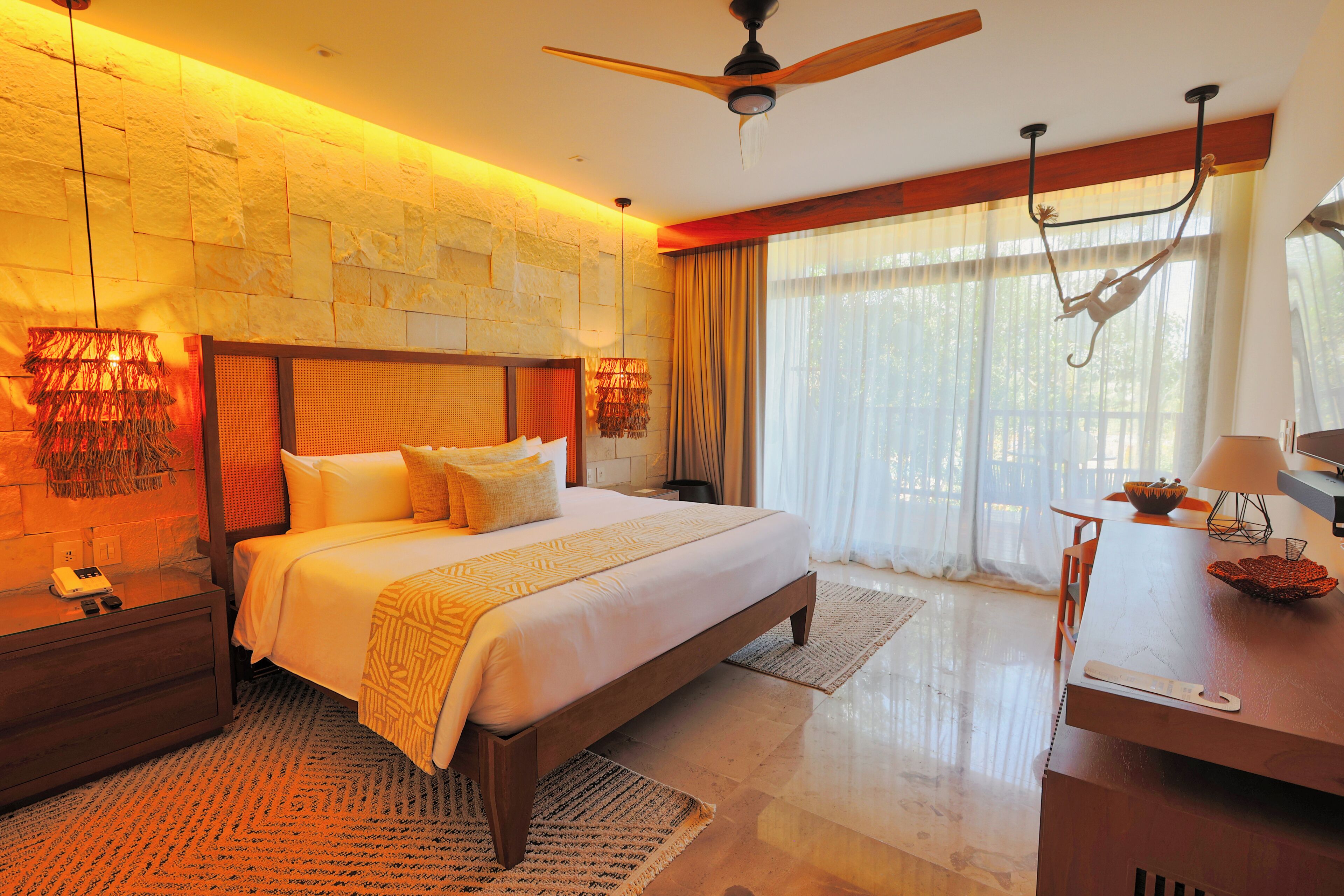 Seprai premium, selimut bulu angsa, brankas, dan meja kerja