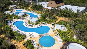 4 outdoor pools, pool umbrellas, pool loungers