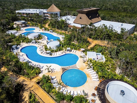 4 piscinas al aire libre, sombrillas, sillones reclinables de piscina