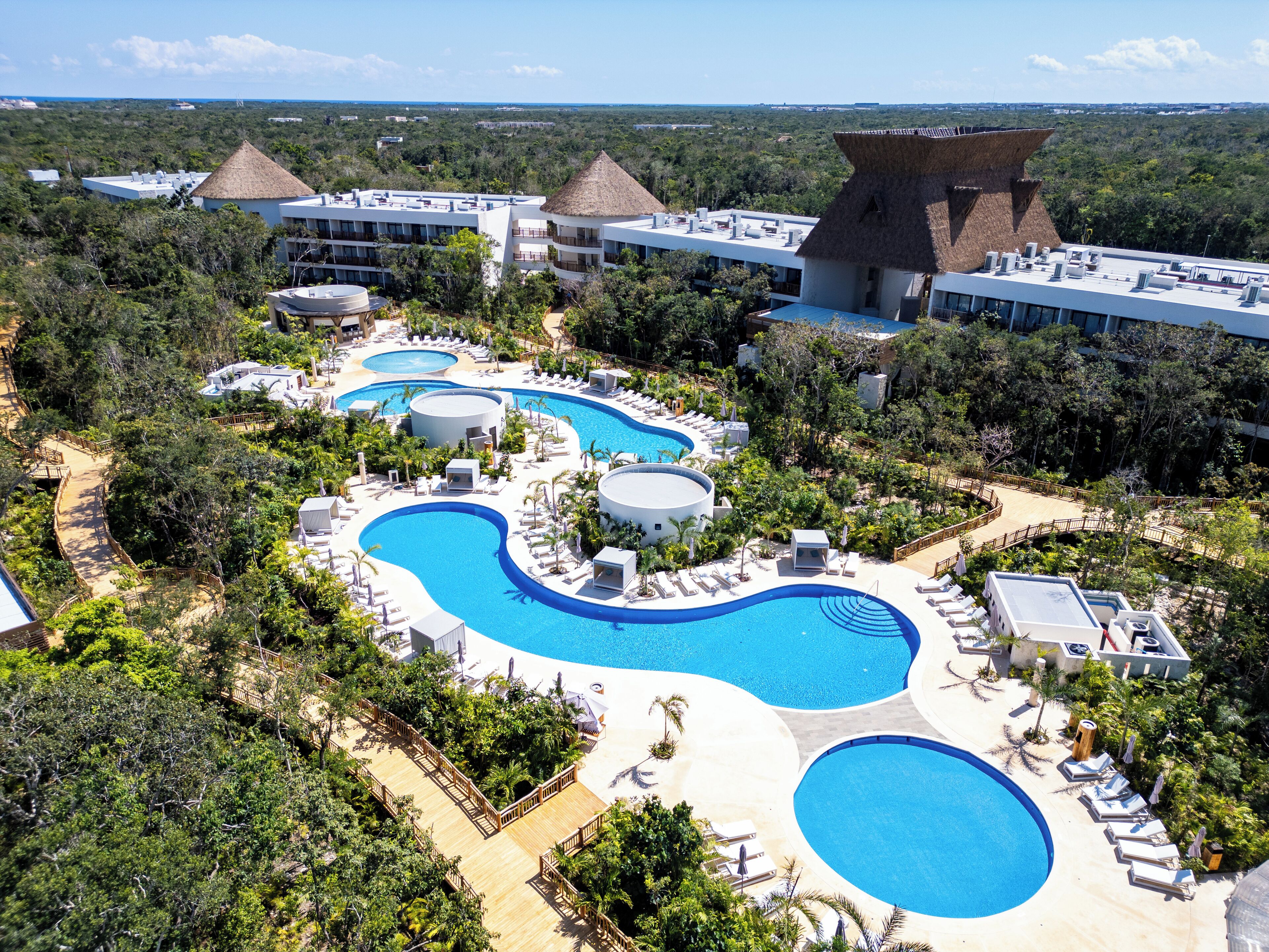 4 piscines extérieures, parasols de plage, chaises longues