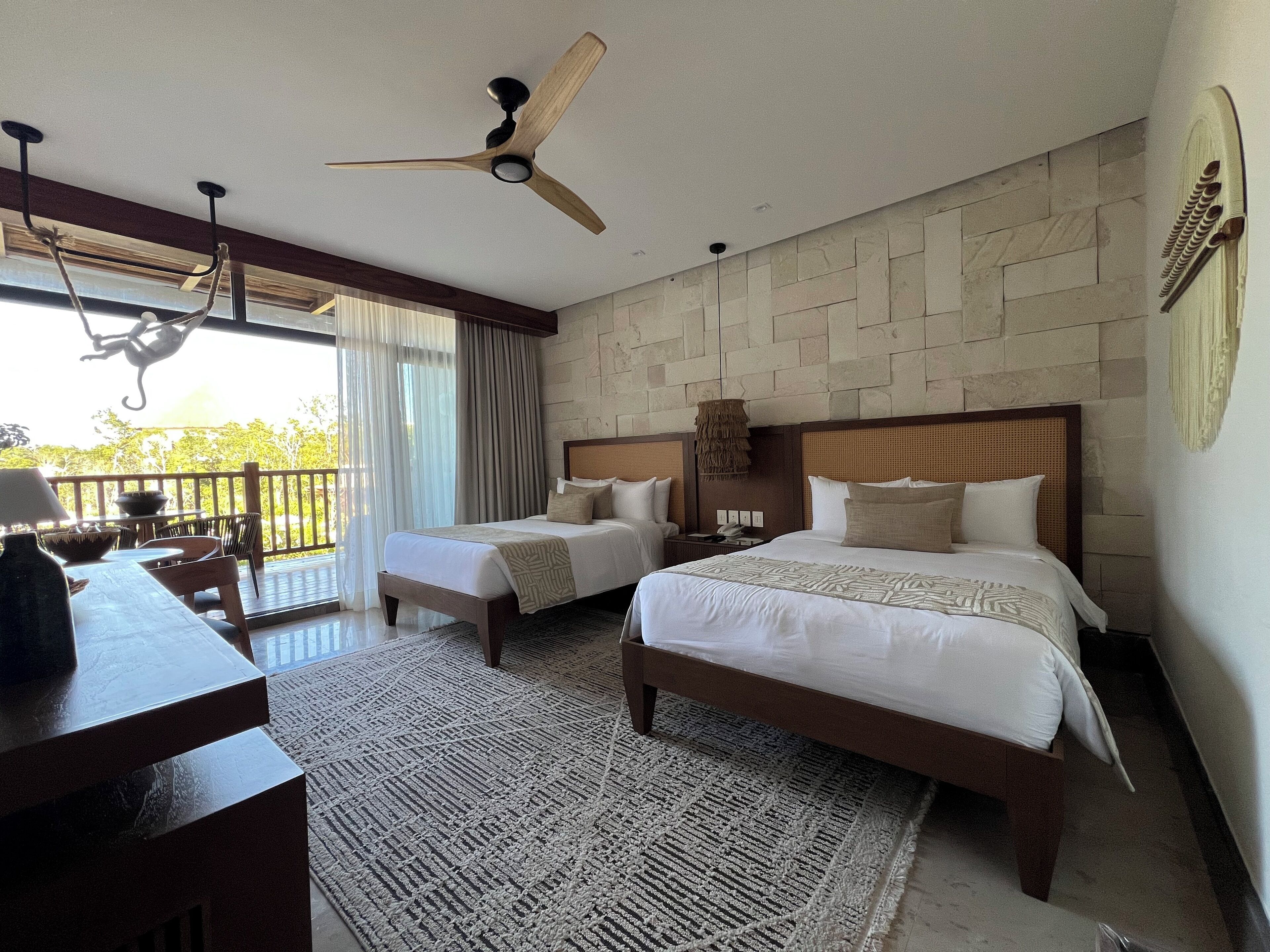 Kamar Double Deluks, balkon, pemandangan kebun | Seprai premium, selimut bulu angsa, brankas, dan meja kerja