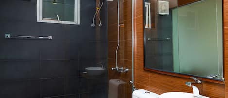 Chambre Deluxe double | Salle de bain | Douche, séchoir à cheveux, serviettes fournies, savon