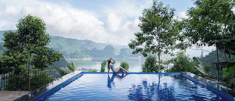 Una piscina al aire libre
