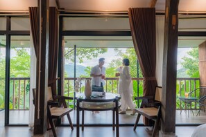 Suite, vista al lago | Ropa de cama hipoalergénica y artículos del minibar gratis 