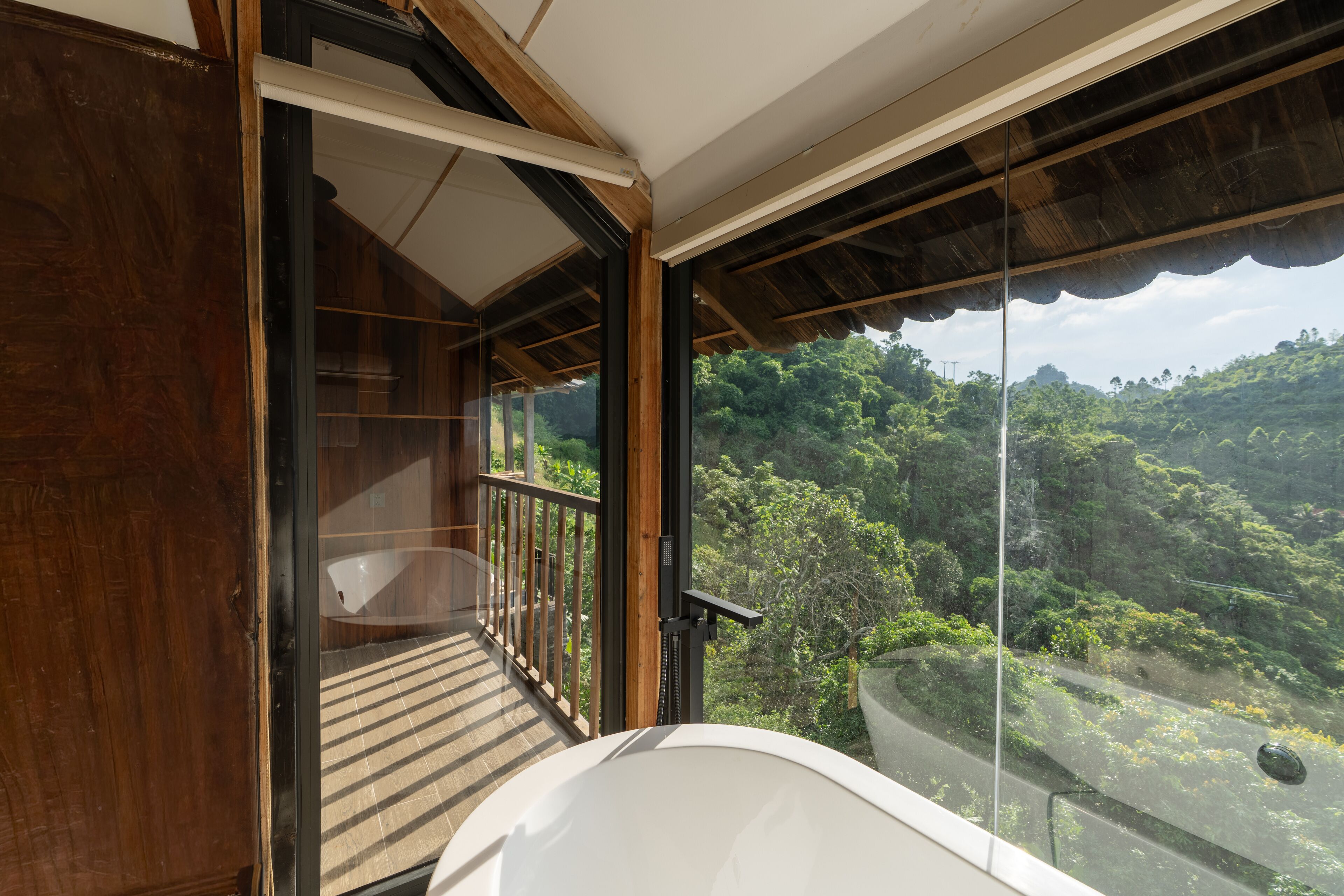 Deluxe Double Room, Bathtub | Bathroom | Designer toiletries, hair dryer, slippers, bidet