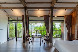 Suite, vista al lago | Ropa de cama hipoalergénica y artículos del minibar gratis 