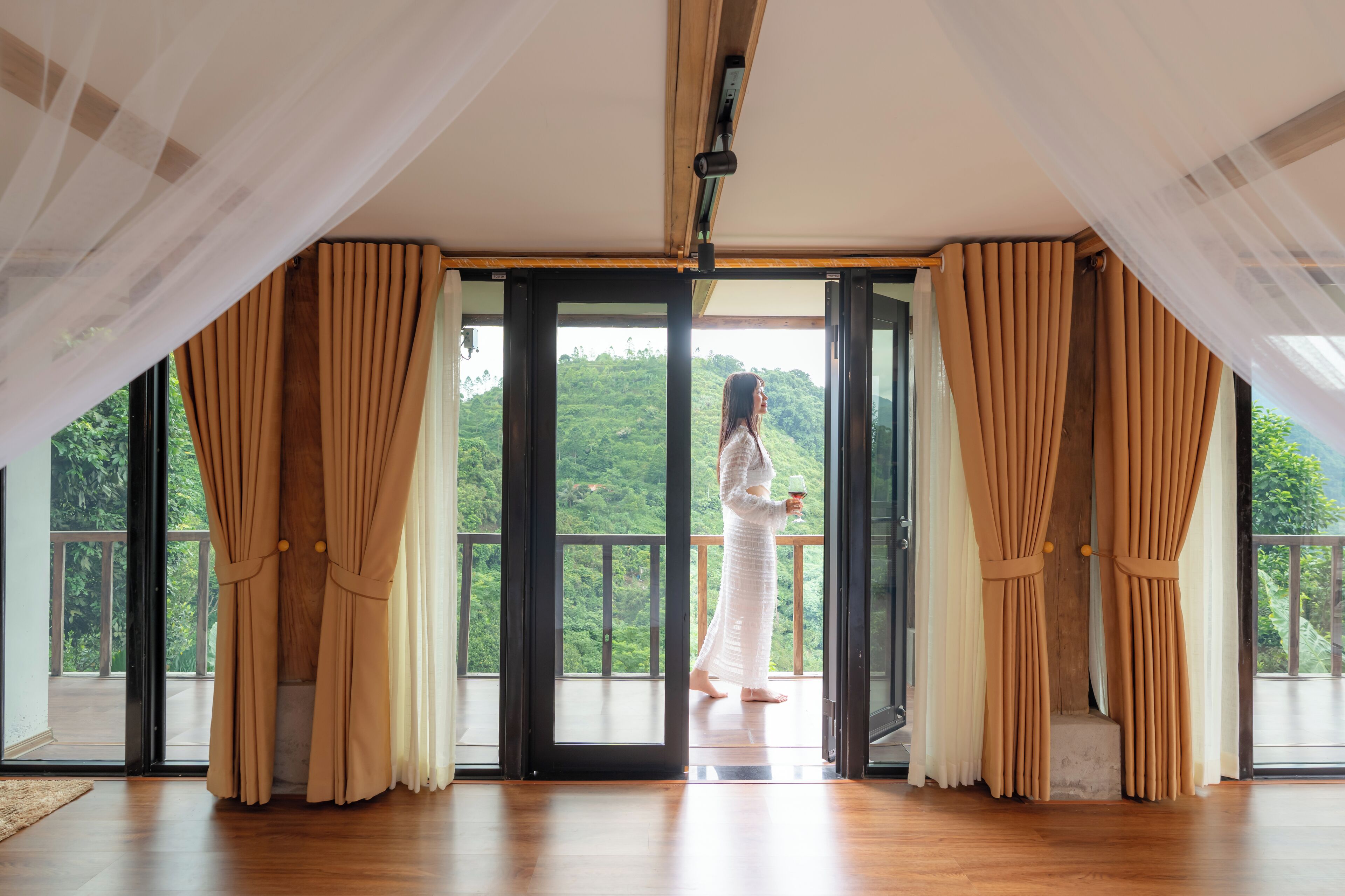 Premier Room, Lake View | Hypo-allergenic bedding, free minibar items, individually decorated