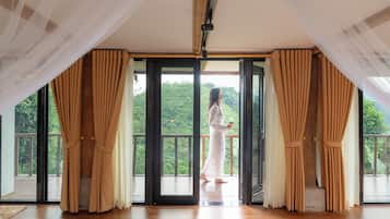 Premier Room, Lake View | Hypo-allergenic bedding, free minibar items, individually decorated