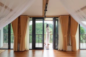 Chambre « Premier », vue lac | Literie hypoallergénique, mini-bar avec articles gratuits