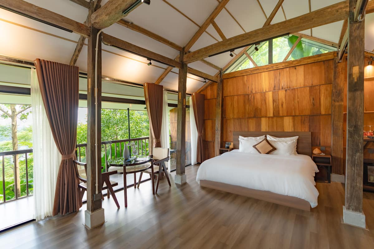 Suite, Lake View | Hill view