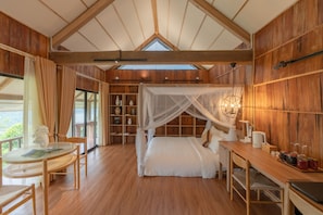 Chambre Double « Premier », baignoire, vue lac | Literie hypoallergénique, mini-bar avec articles gratuits