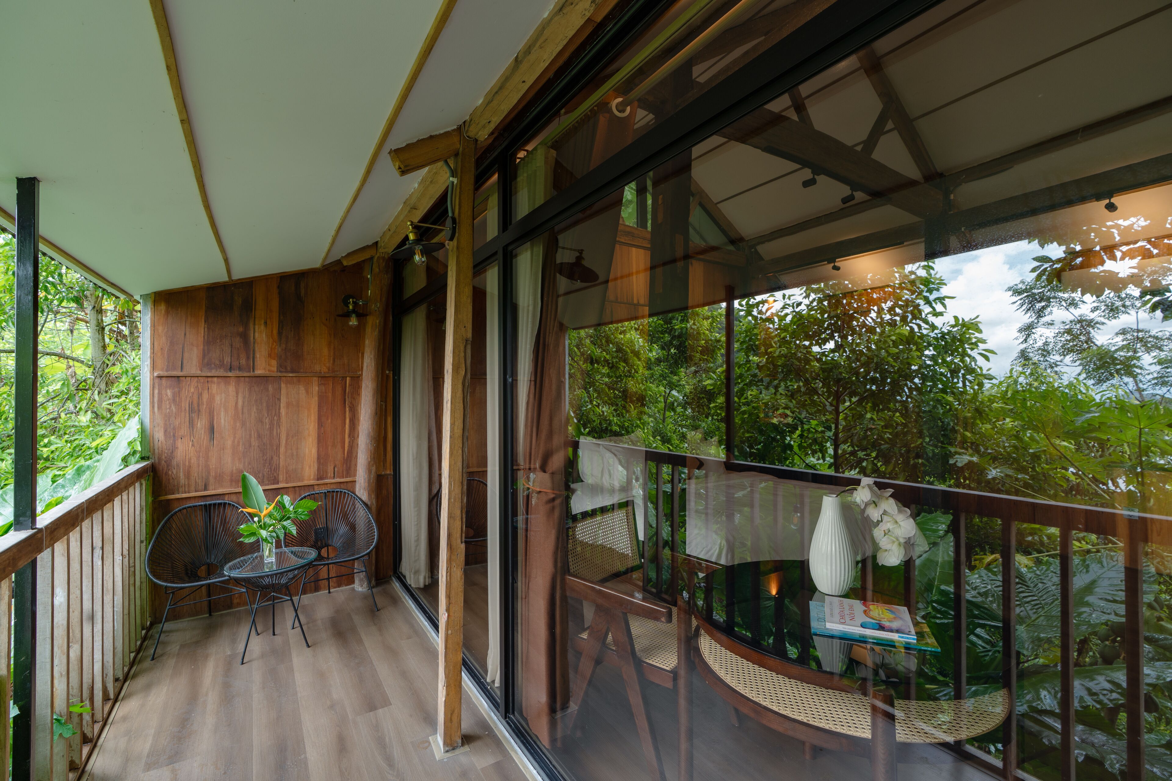 Suite, Lake View