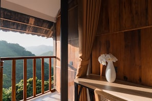 Deluxe Double Room, Balcony, Lake View | Hypo-allergenic bedding, free minibar items, individually decorated