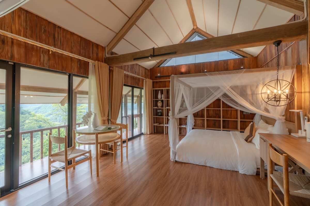 ห้องพรีเมียร์ดับเบิล, อ่างอาบน้ำ, วิวทะเลสาบ | เครื่องนอนป้องกันสารก่อภูมิแพ้, มินิบาร์ฟรีบางอย่าง, ผ้าม่านกันแสง