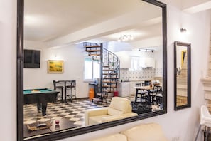 Games room - Stone house in the very center with pool table, two balconies and the sea view (Bol)