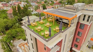 Une terrasse sur le toit, dotée d’un espace extérieur aménagé et d’une zone couverte.