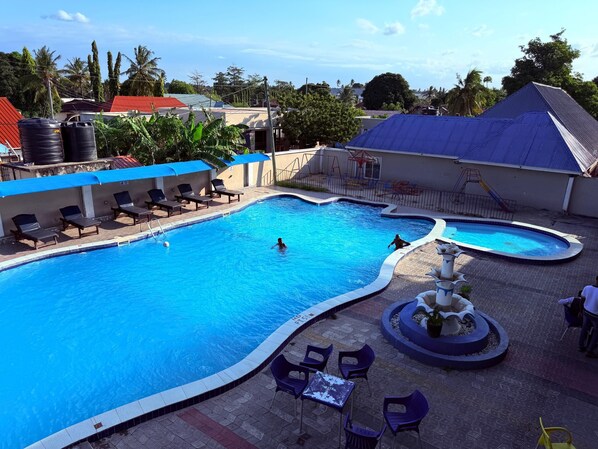 Outdoor pool - Kijichi Gateway Hotel (Dar es Salaam)